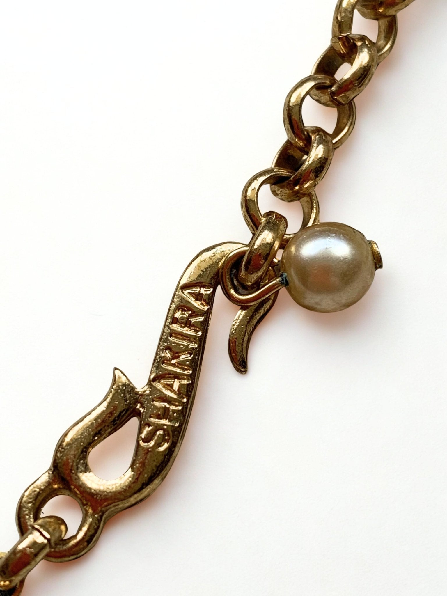 Shakira Caine faux pearls necklace - KingsRoad1990