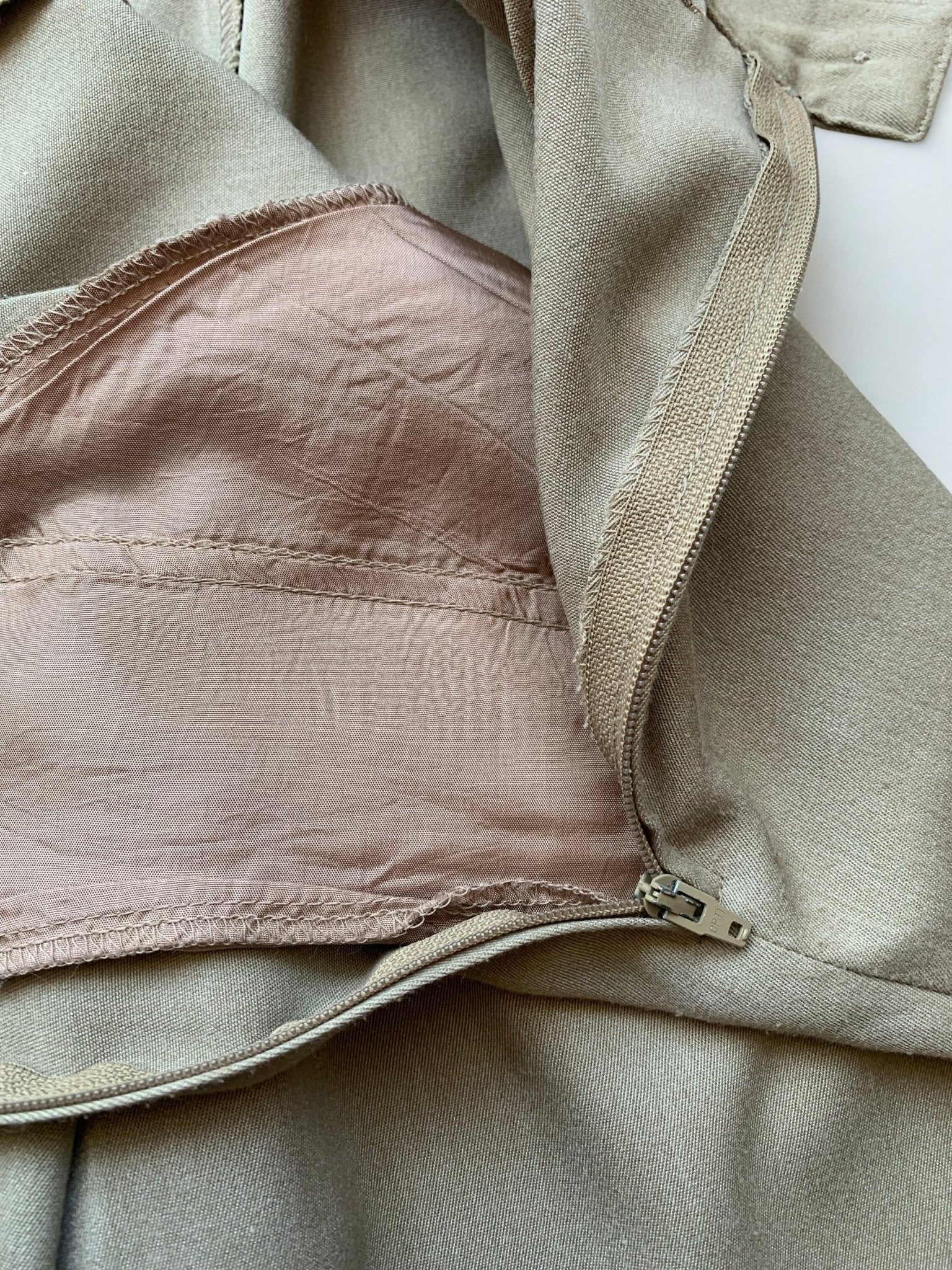 Benetton beige tapered pleat top trousers Size 12 - KingsRoad1990