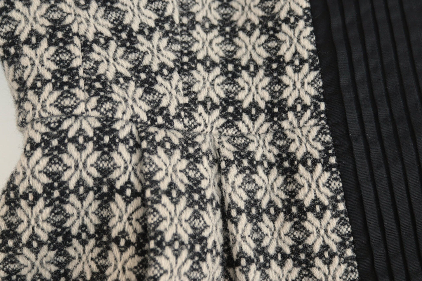 Jesiré black & off - white flower pattern light coat Size 12 - KingsRoad1990