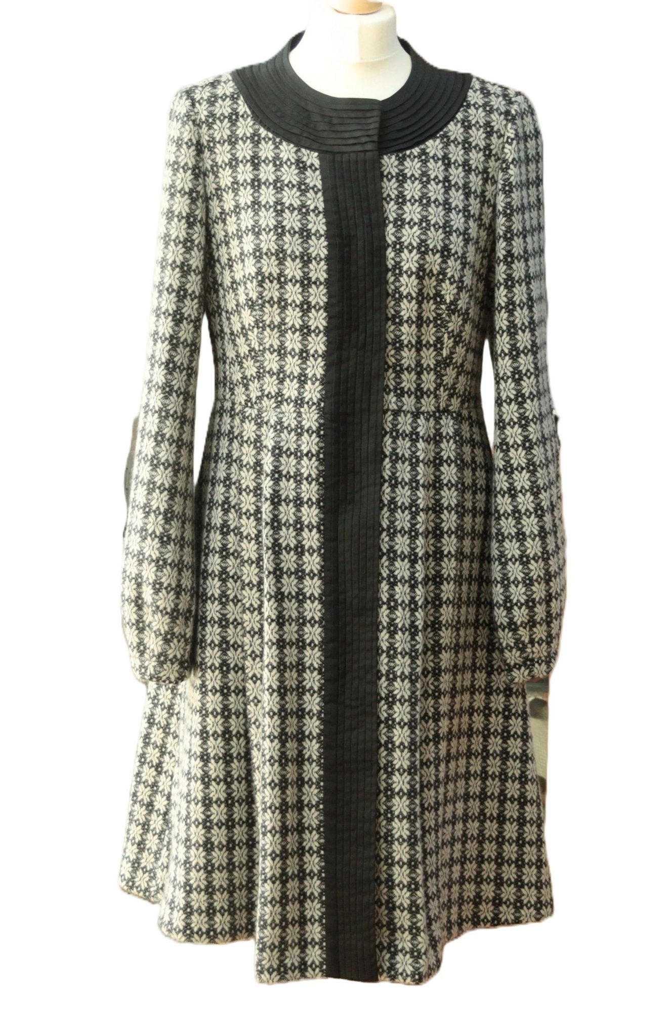 Jesiré black & off - white flower pattern light coat Size 12 - KingsRoad1990
