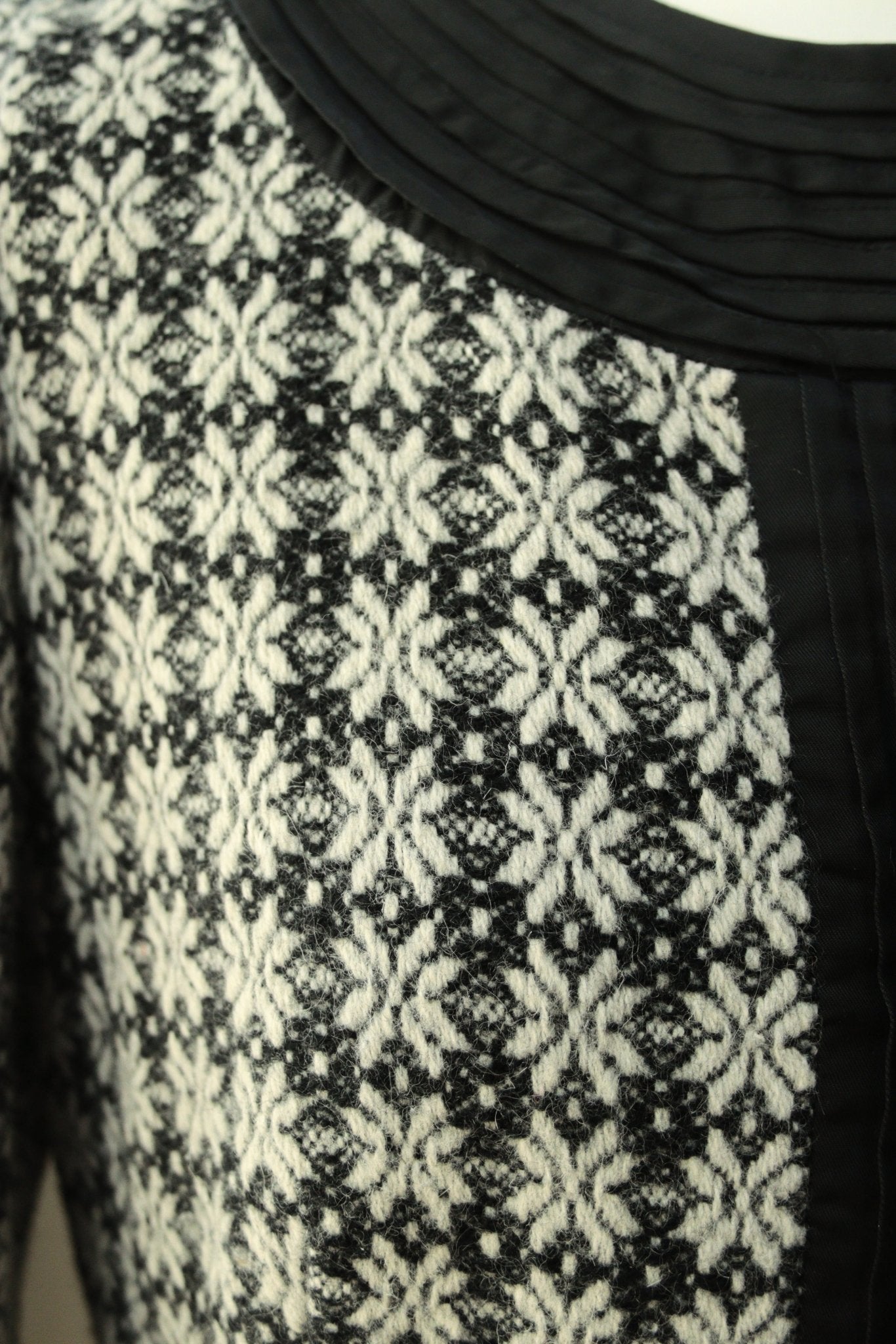 Jesiré black & off - white flower pattern light coat Size 12 - KingsRoad1990