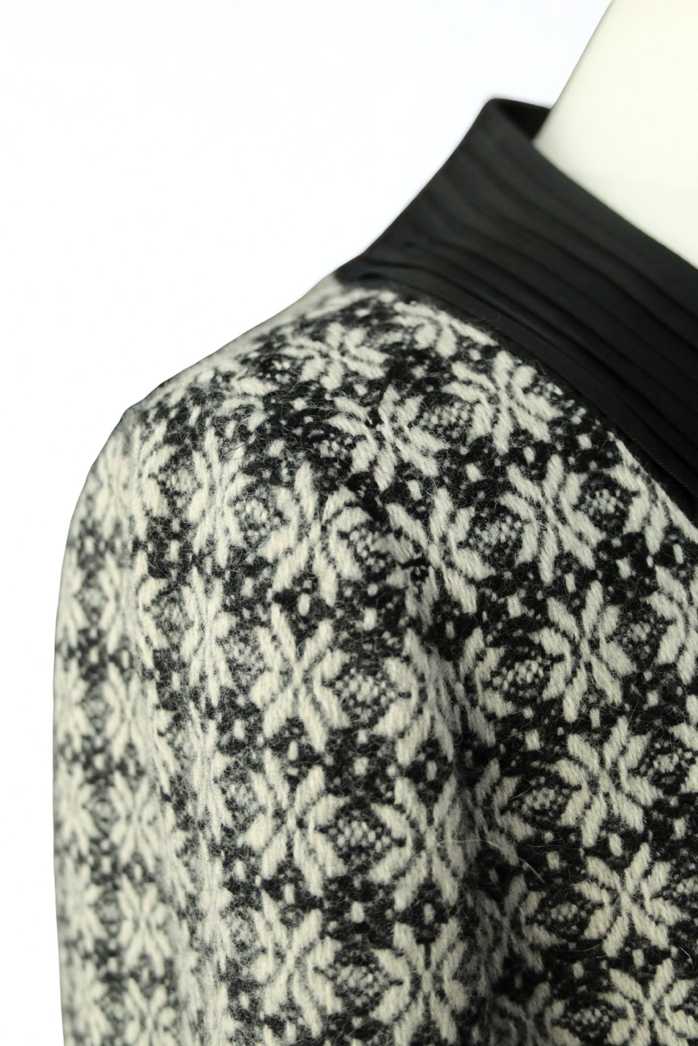 Jesiré black & off - white flower pattern light coat Size 12 - KingsRoad1990