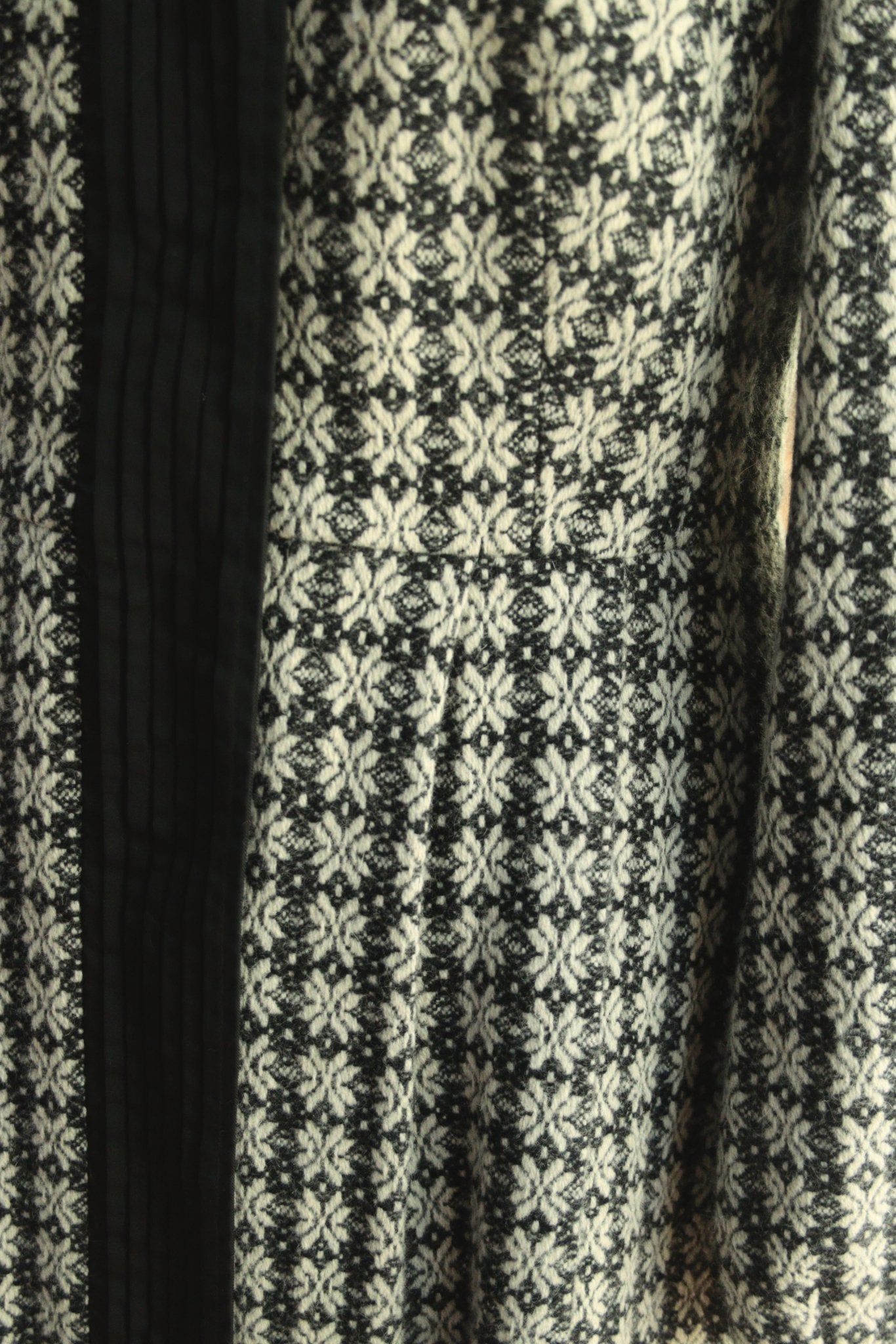 Jesiré black & off - white flower pattern light coat Size 12 - KingsRoad1990