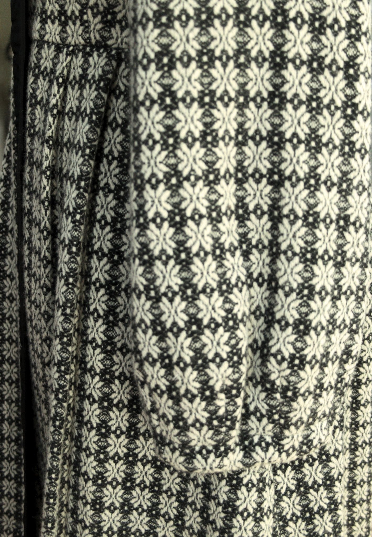 Jesiré black & off - white flower pattern light coat Size 12 - KingsRoad1990