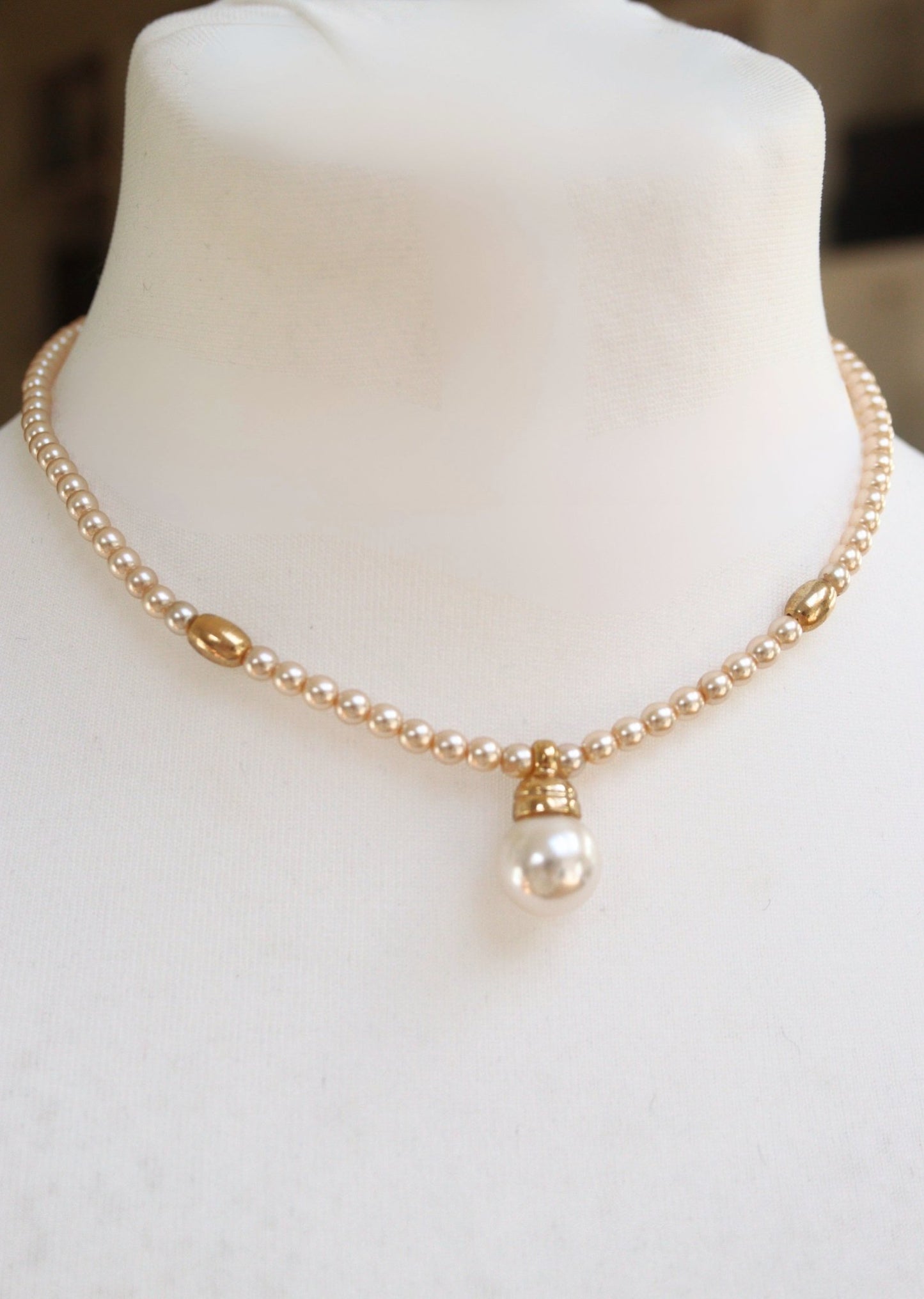Shakira Caine faux pearls necklace - KingsRoad1990