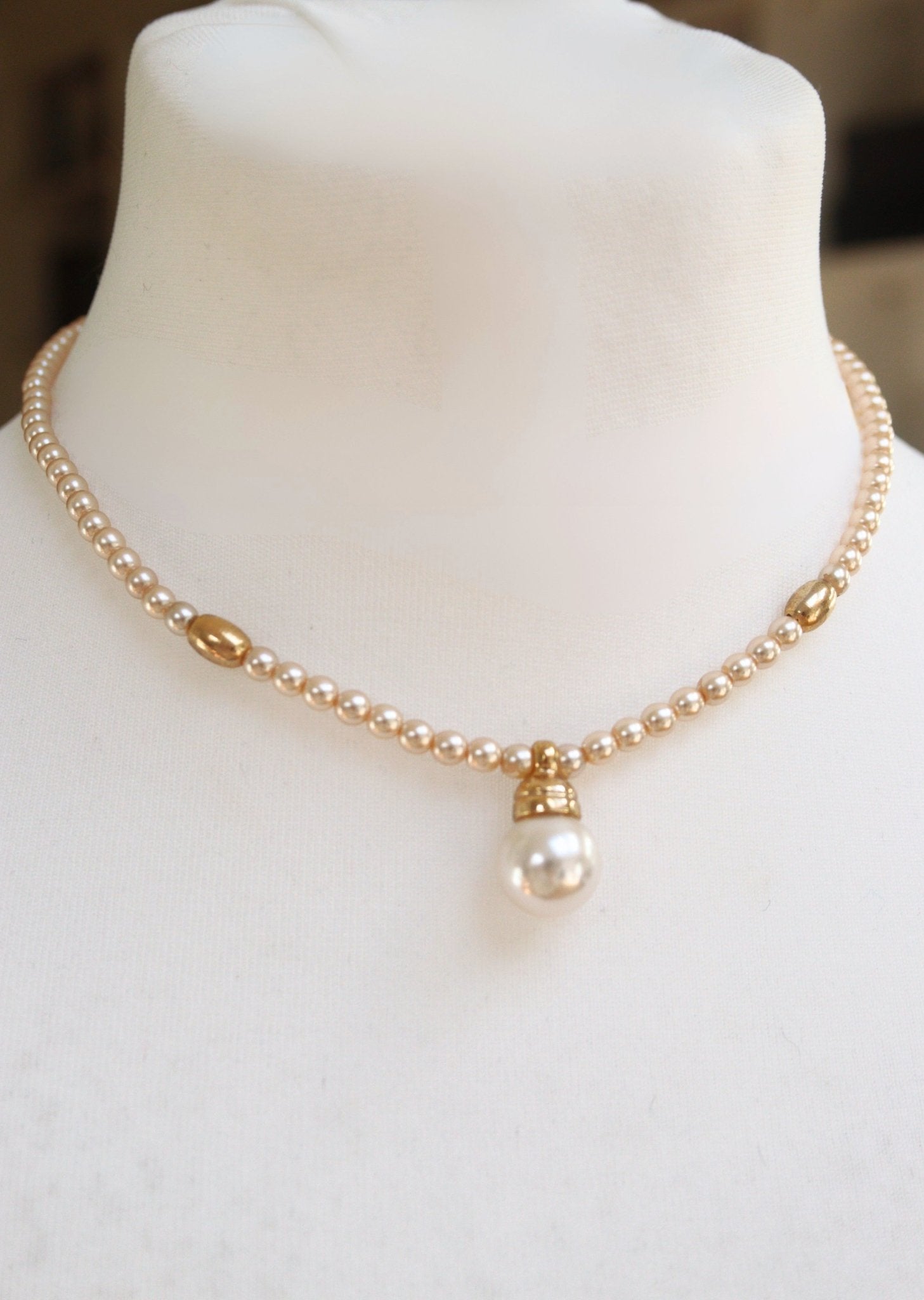Shakira Caine faux pearls necklace - KingsRoad1990