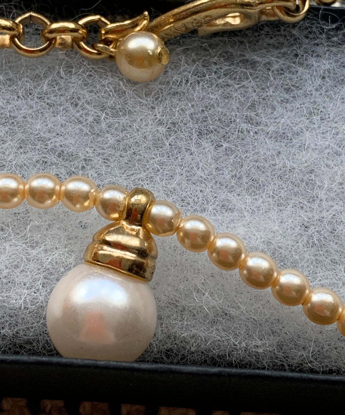 Shakira Caine faux pearls necklace - KingsRoad1990